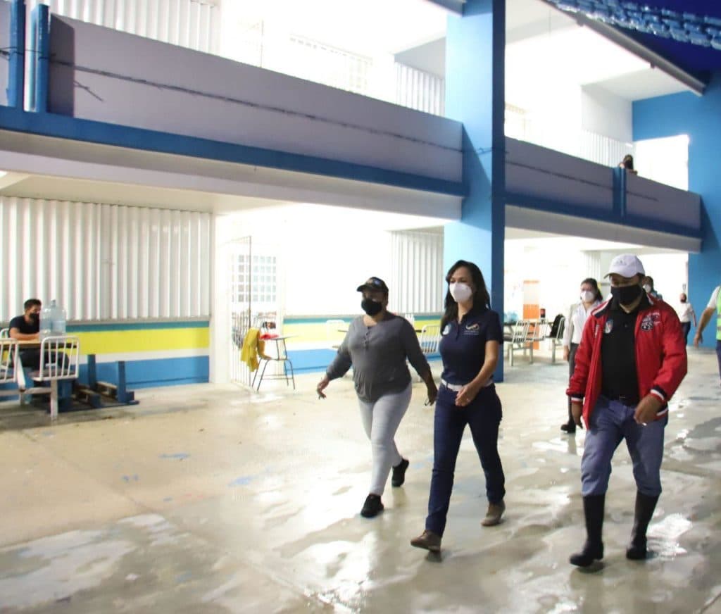 Supervisa Laura Fernández refugios temporales en Puerto Morelos