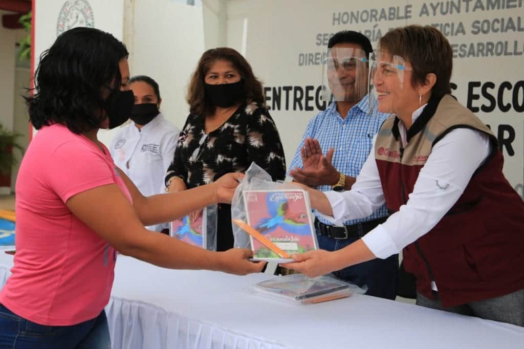 Entregan cerca de 40 mil paquetes de útiles escolares gratuitos en Playa del Carmen