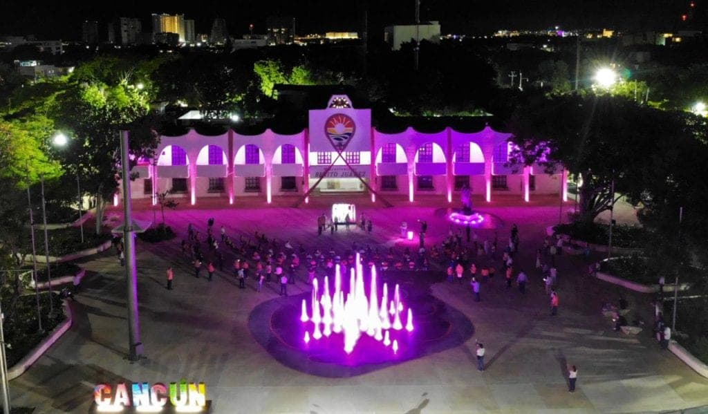 Se "viste" de rosa el palacio municipal de Benito Juárez