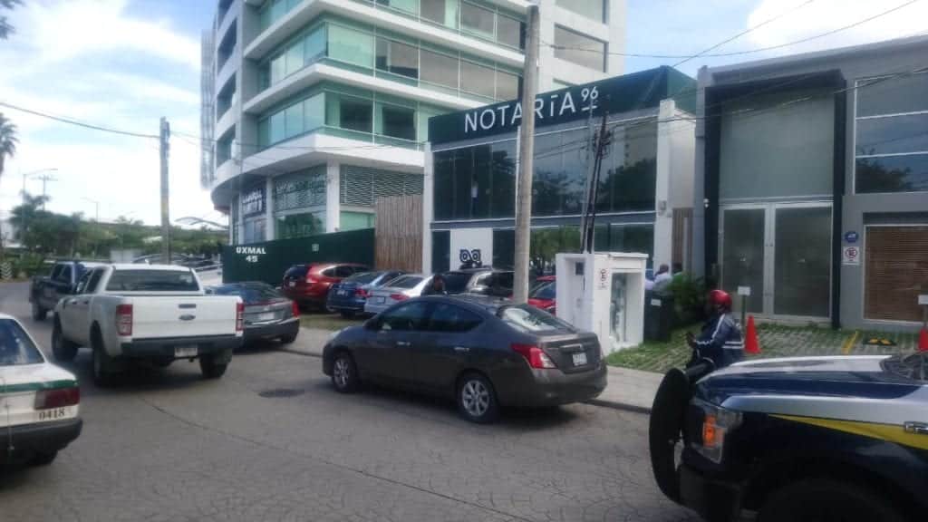 Detienen a presunto estafador inmobiliario afuera de notaría en Cancún