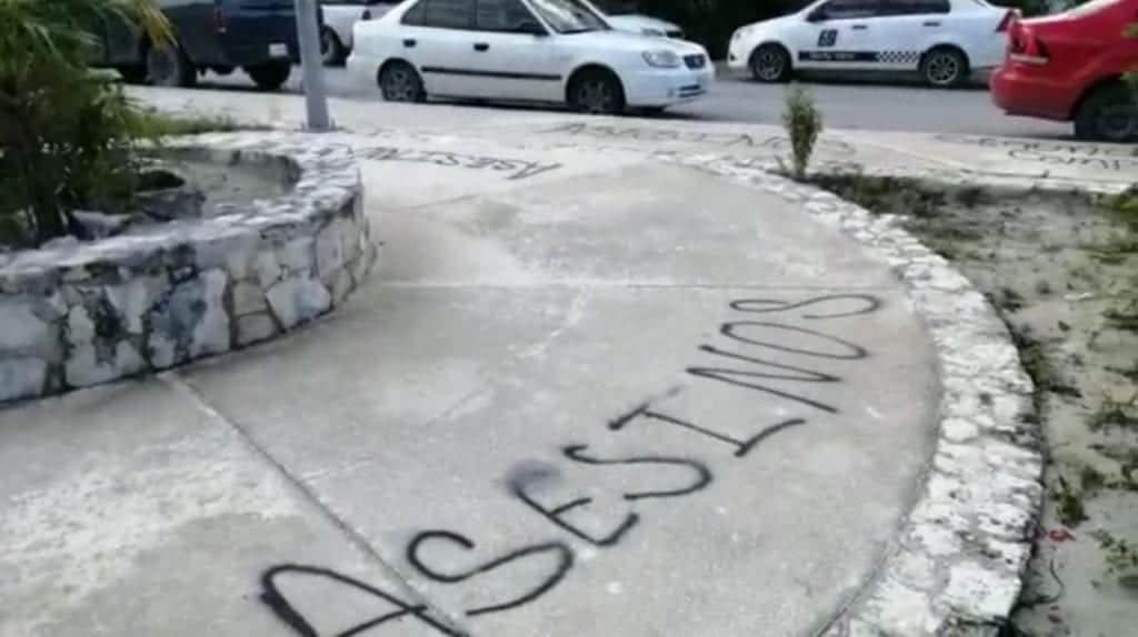 Con pintas, familiares de 12 albañiles desaparecidos tildan a Planet Hollywood de "asesino"