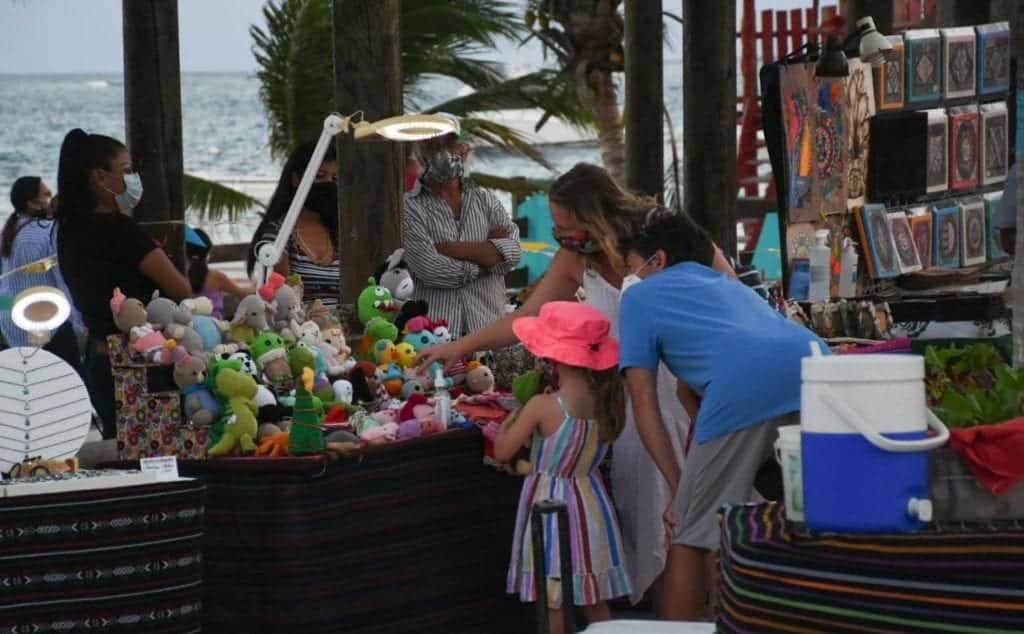 Avanza reactivación económica del sector artesanal en Puerto Morelos: Laura Fernández