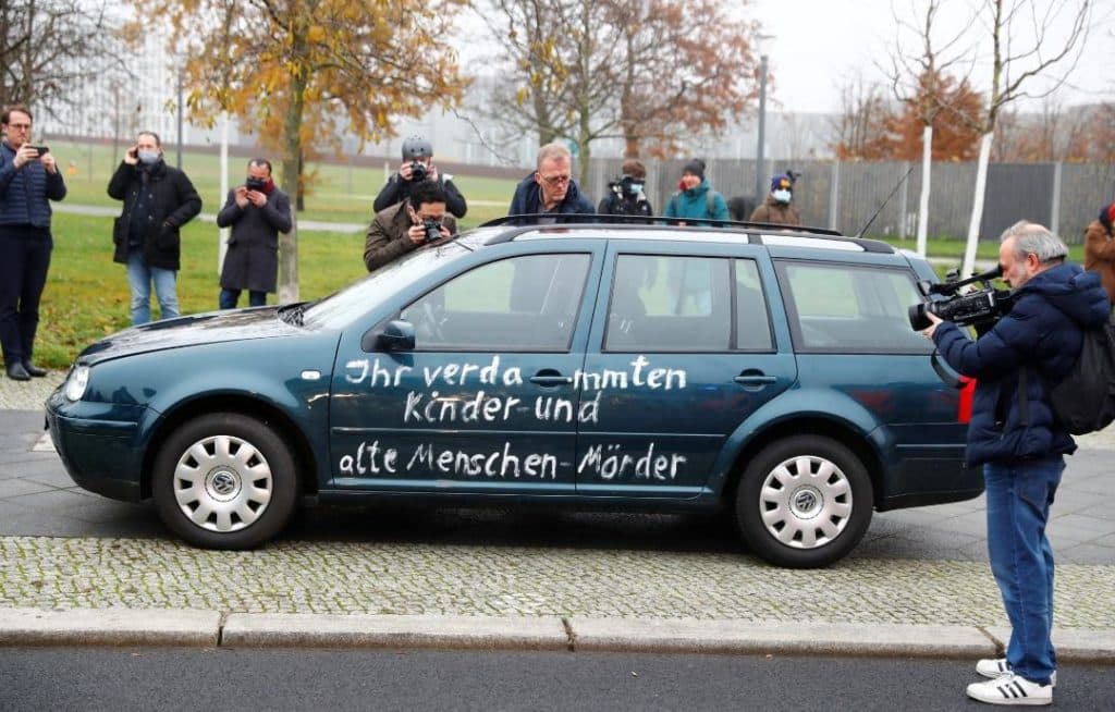 Estrellan auto contra la valla de la oficina de Angela Merkel en Alemania