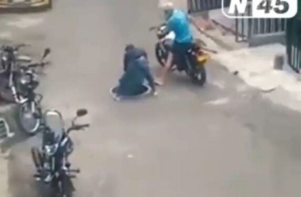 Video: Sujeto intenta robar la tapa de una alcantarilla y se cae en el hoyo