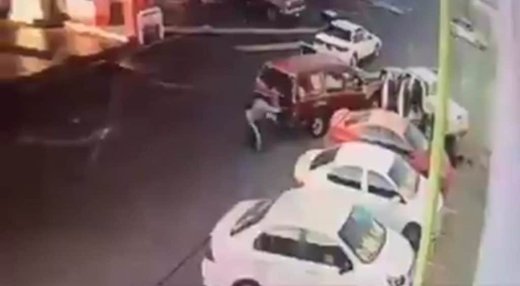 Video: Captan el asalto a una camioneta de valores y el asesinato de un policía
