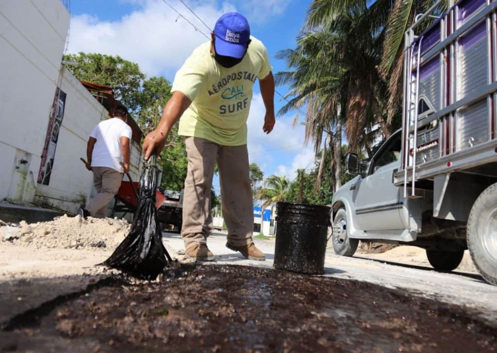 Cuadrillas reparan baches en vialidades de Puerto Morelos