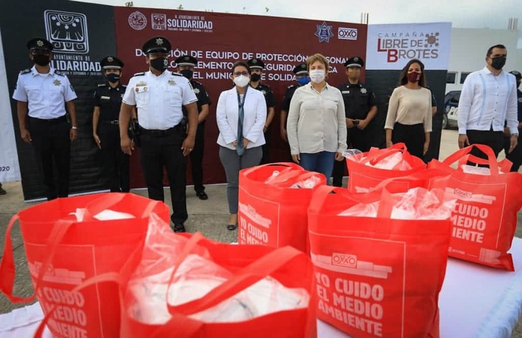 Entregan Gobierno e IP 11 mil cubrebocas a policías de Playa del Carmen