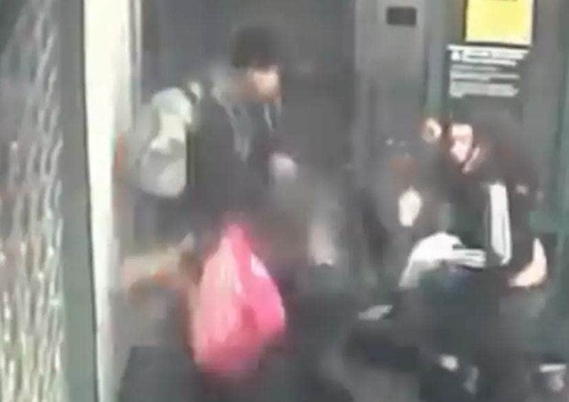 Video: Abuelita reclama a pareja por no usar cubrebocas y la tiran a golpes