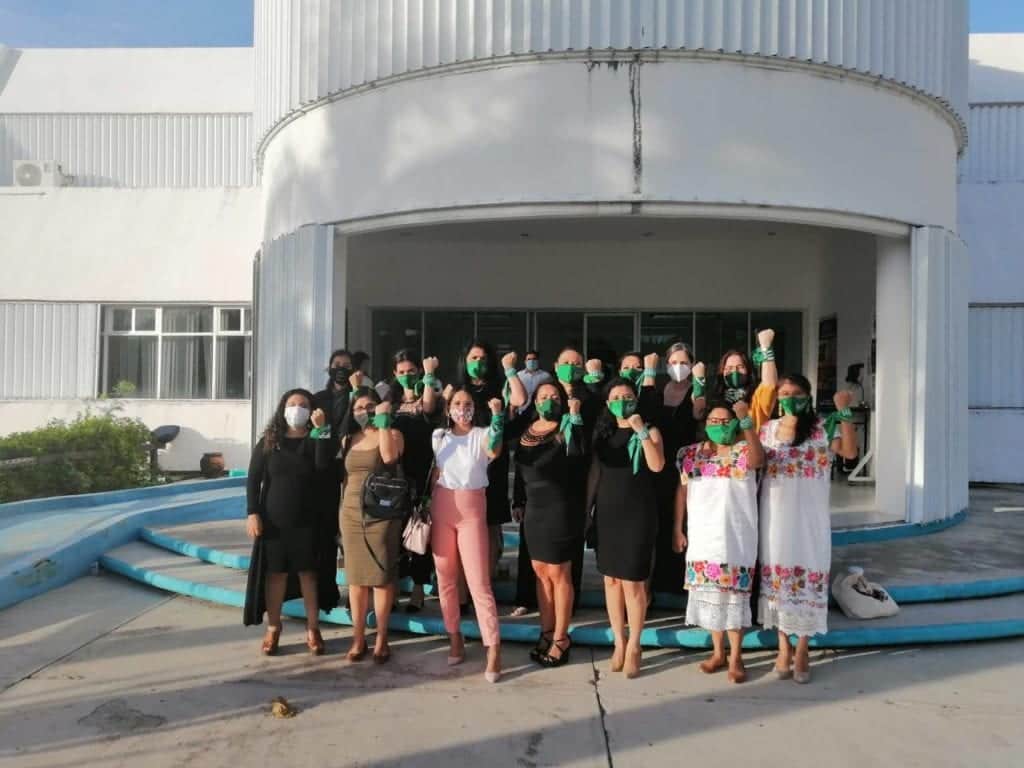 Red Feminista de Quintana Roo presenta pliego petitorio al gobernador Carlos Joaquín