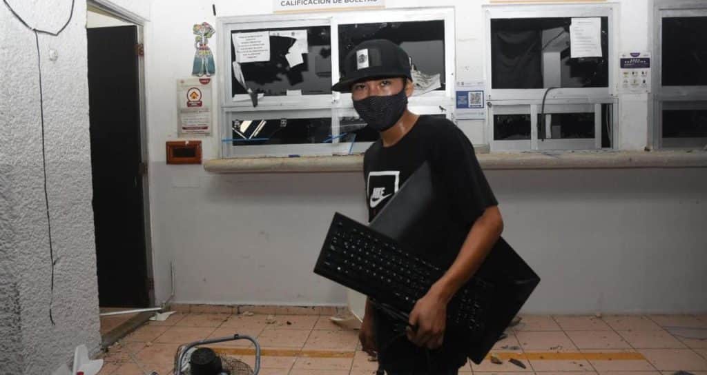 Rapiña en Tránsito de Cancún durante las protestas por feminicidios