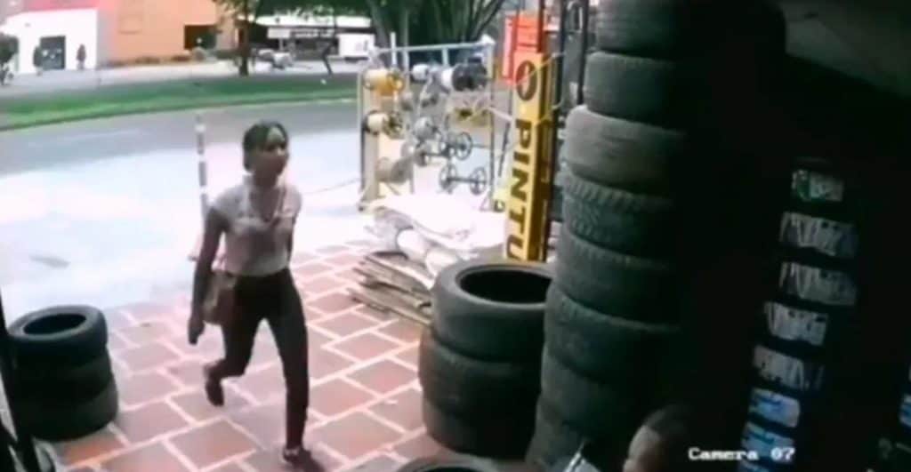 Video: Le rocía gas pimienta a su acosador