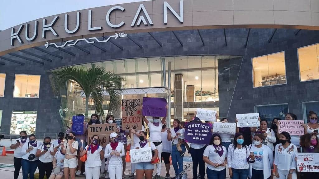 De forma pacífica mujeres marcharon en contra de los femicidios en Cancún
