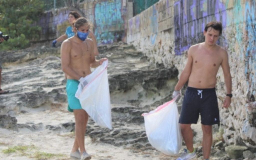¡Gran ejemplo! Jóvenes limpian playas de Cancún