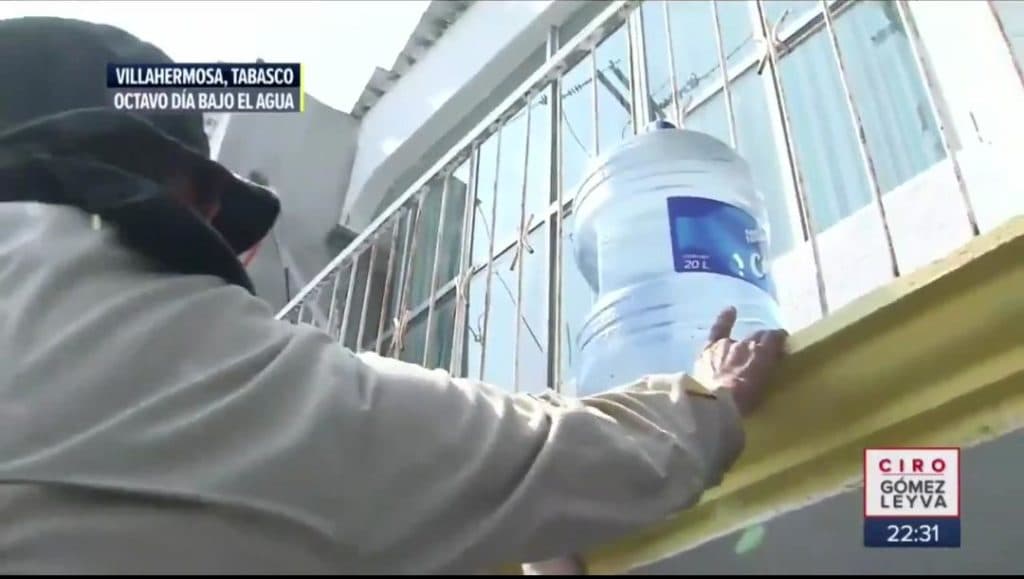 Video: Agentes de la Fiscalía de Tabasco ayudan a sacar mercancía de un Oxxo