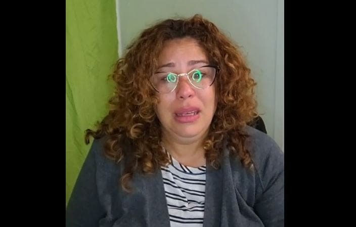 Maestra llora durante transmisión al ver la falta de interés de los alumnos en su clase