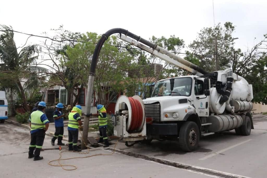 Dan mantenimiento a las alcantarillas y pozos de Puerto Morelos