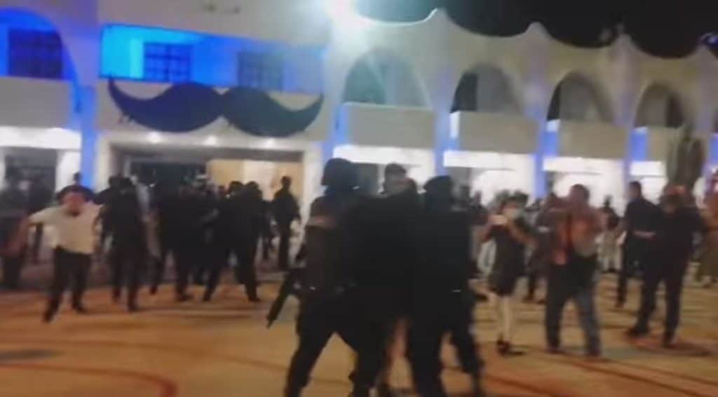 Video: Maestro defiende a sus alumnos de policías armados y acaba detenido en Cancún