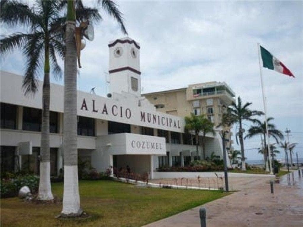Acusados de desviar 1.3 millones de pesos, vinculan a dos exfuncionarios de Cozumel