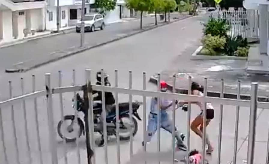 Video: Mujer abandona a su hija por defender su celular de un robo y desata críticas