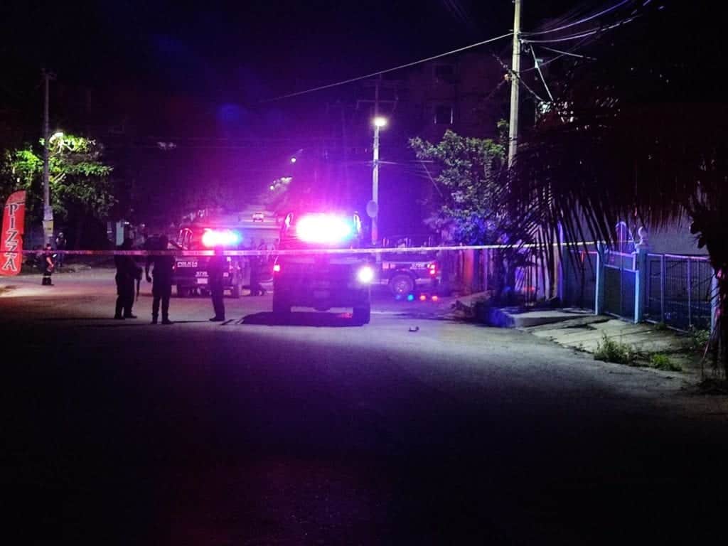 Hallan presuntos restos humanos afuera de una tienda de abarrotes en Cancún