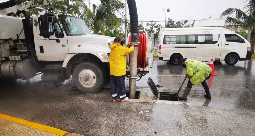 Realizan trabajos preventivos y correctivos en calles de Cancún para evitar inundaciones