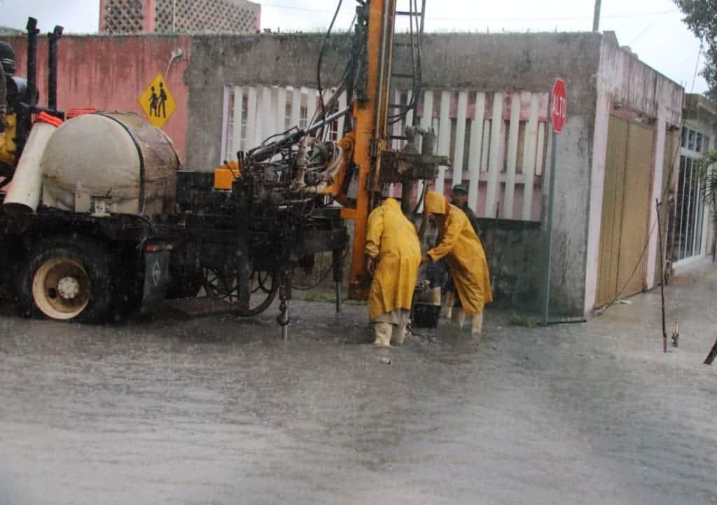 Continúan brigadas de limpieza tras impacto de huracanes en Puerto Morelos