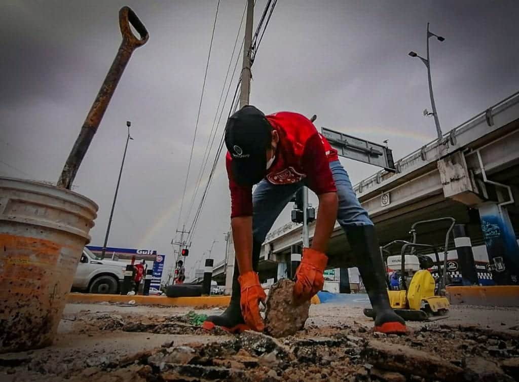 Realizan intensos trabajos de bacheo para recuperar imagen de Playa del Carmen tras huracanes