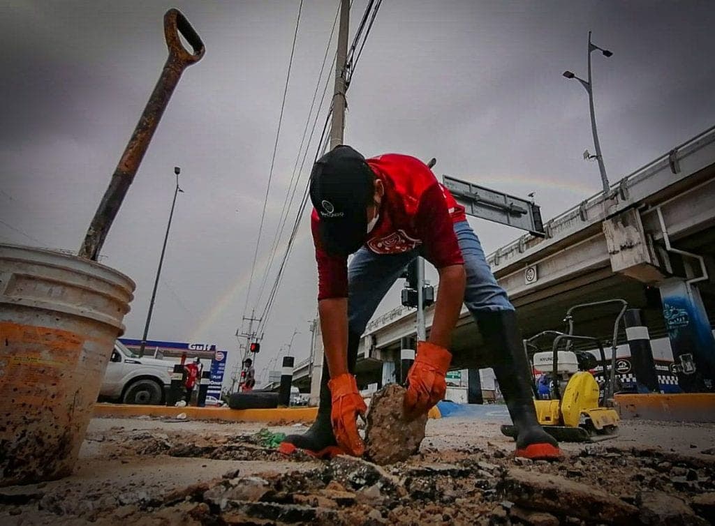 Realizan intensos trabajos de bacheo para recuperar imagen de Playa del Carmen tras huracanes