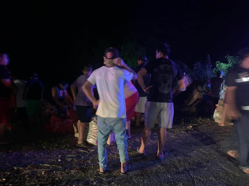 ¡Rapiña en accidente vial! Desvalijan camión cargado de mercancías en Quintana Roo