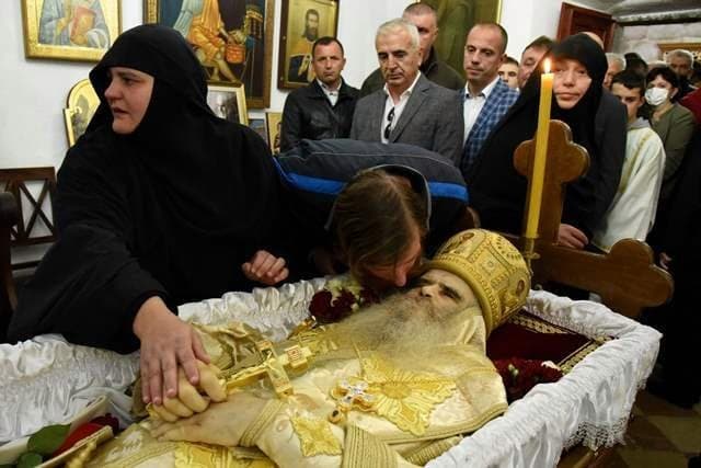 Miles de fieles dan 'último beso' al arzobispo de Montenegro, murió de COVID-19