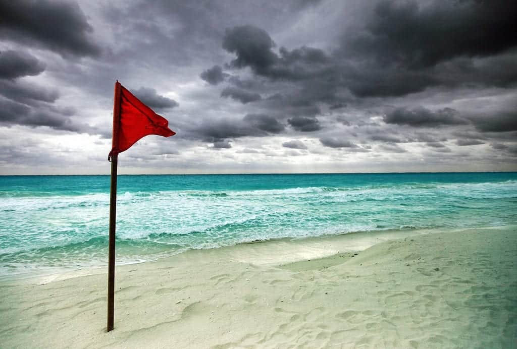 Cierran playas de Cancún por olas de hasta 6 metros de altura