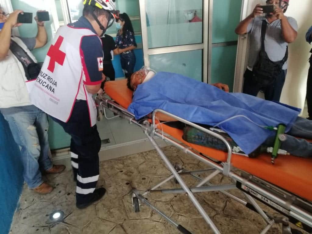 Lesionan a hombre con arma de fuego mientras despachaba en una carnicería en Cancún