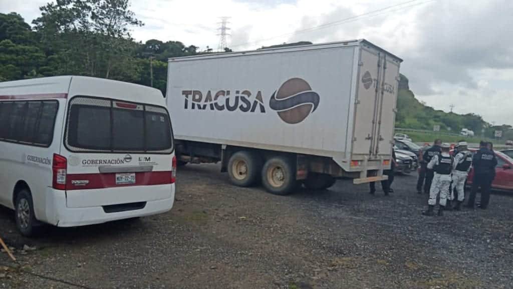 Rescatan en Veracruz a 100 migrantes centroamericanos que viajaban dentro de un tráiler