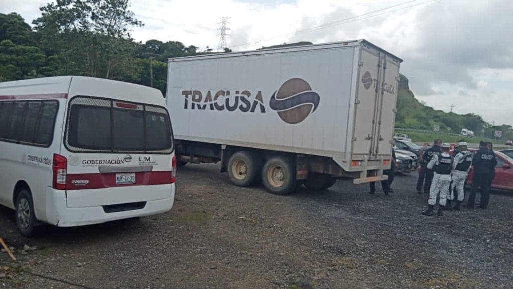 Rescatan en Veracruz a 100 migrantes centroamericanos que viajaban dentro de un tráiler