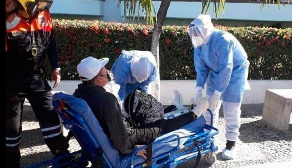 Se va de vacaciones pese a tener COVID-19 y termina hospitalizado por complicaciones