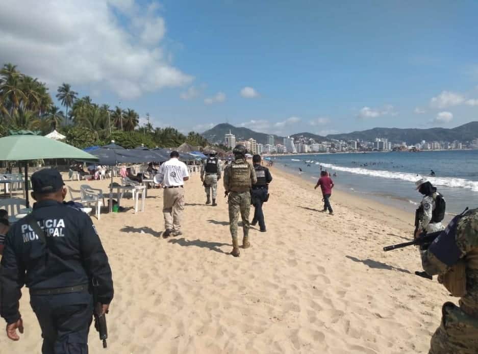 Turista salva a su esposa e hijo de una ola y muere ahogado, en Acapulco