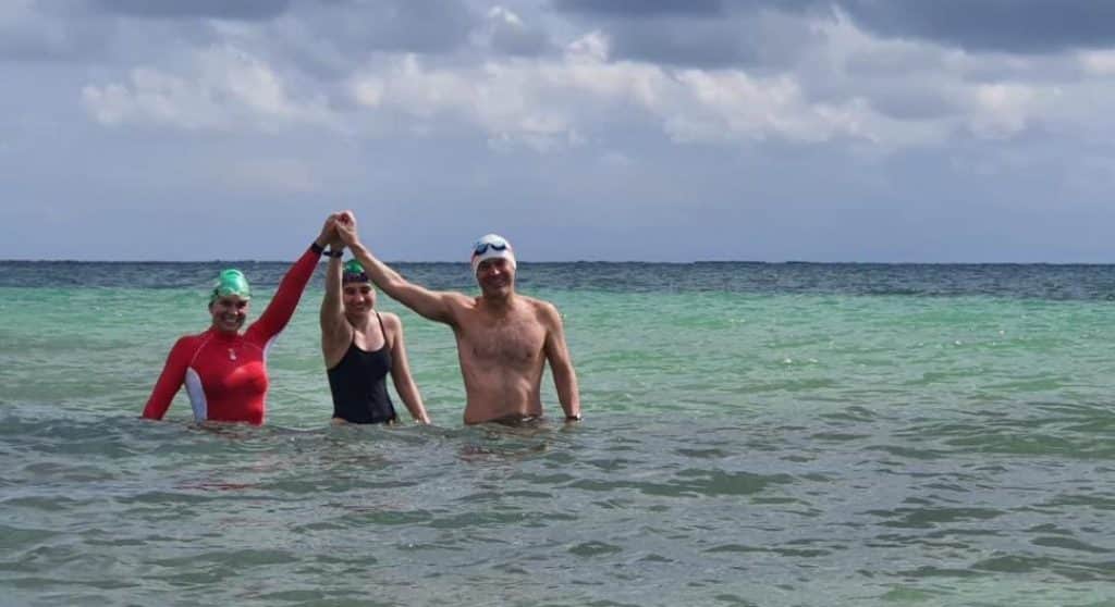 Familia nada de Cozumel a Playa del Carmen para recaudar fondos para estudiantes