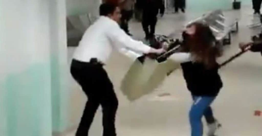 Video: Familiares de paciente con Covid-19 agreden a personal médico y de seguridad