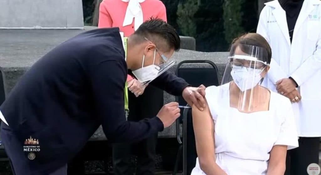 Enfermera de 59 años de la Cdmx, primera vacunada contra Covid-19 en México