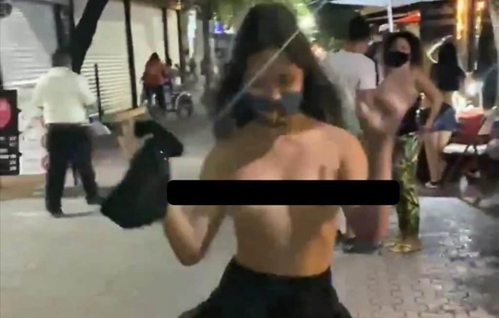 Video: Actriz para adultos hace topless en la Quinta Avenida de Playa del Carmen