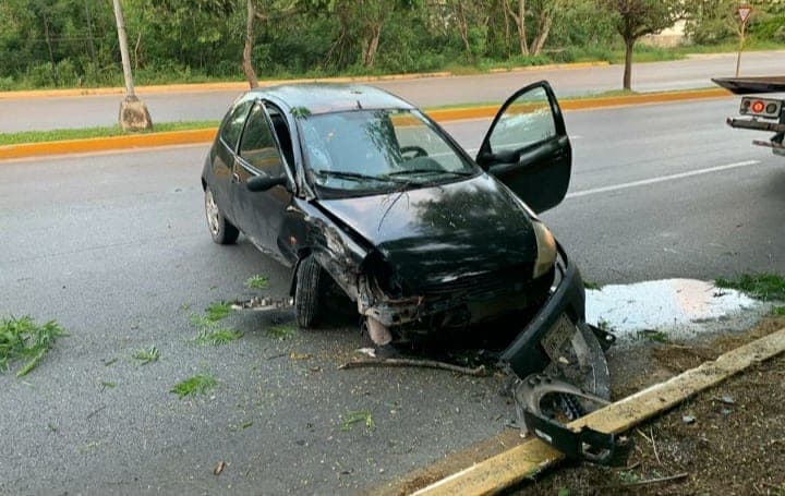 En Cancún, un conductor estrella su auto y se da a la fuga