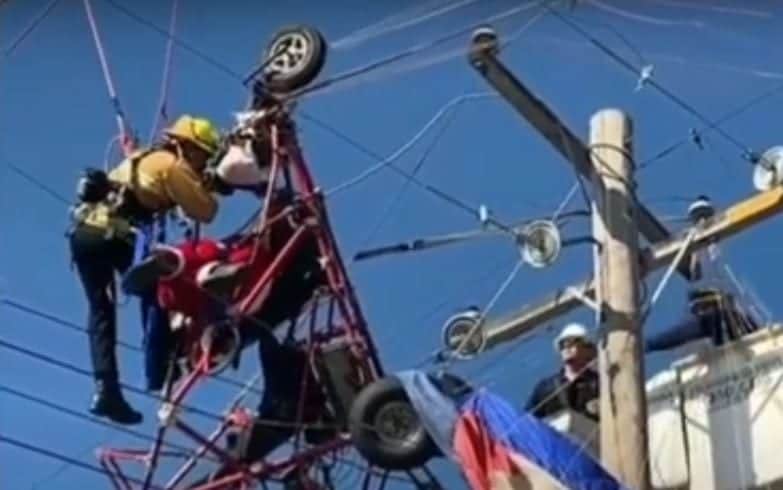 ¿Y ahora? 'Santa Claus' choca y se queda atrapado entre unos cables de electricidad