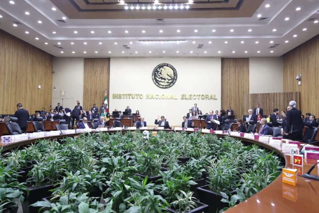 INE aplica multas a 5 partidos políticos por deber impuestos desde 2016