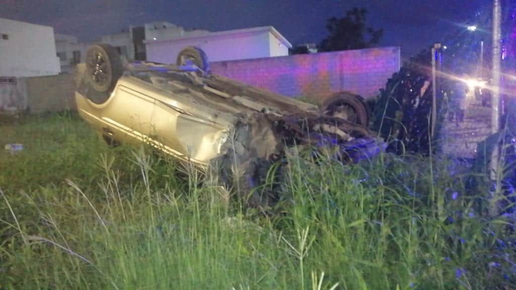 Pierde el control y vuelca su auto en Playa del Carmen
