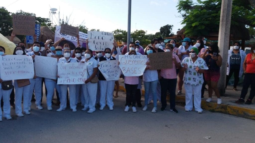 Médicos protestan en visita de AMLO a Q. Roo para exigir su "bono Covid"