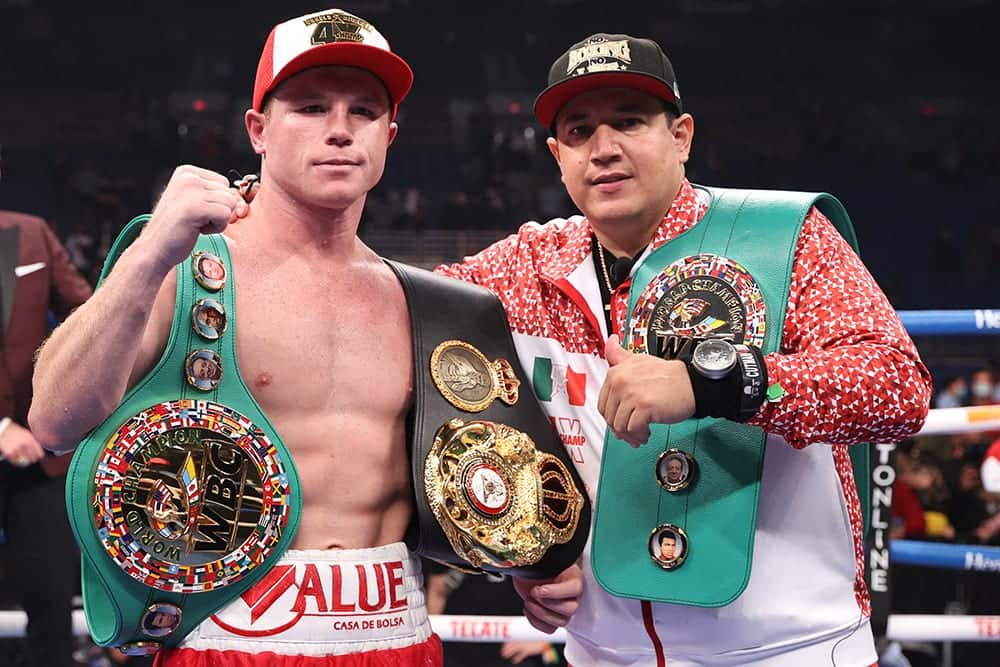 Saúl 'Canelo' Álvarez vence a Callum Smith y se alza con los títulos de peso supermediano