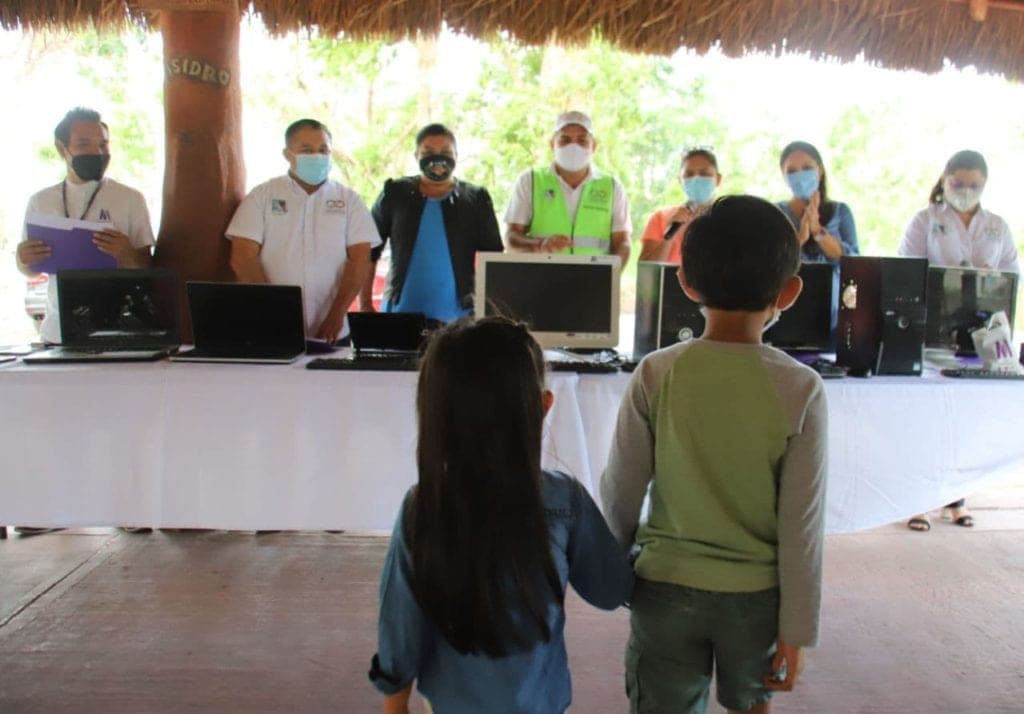 Gobierno de Puerto Morelos entrega computadoras a niñas y niños difusores de los derechos