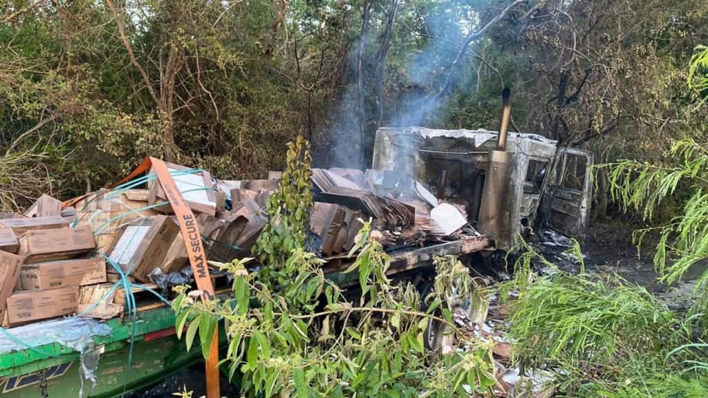 Tráiler choca y arde a la altura de Chemuyil después de causar accidente de tránsito