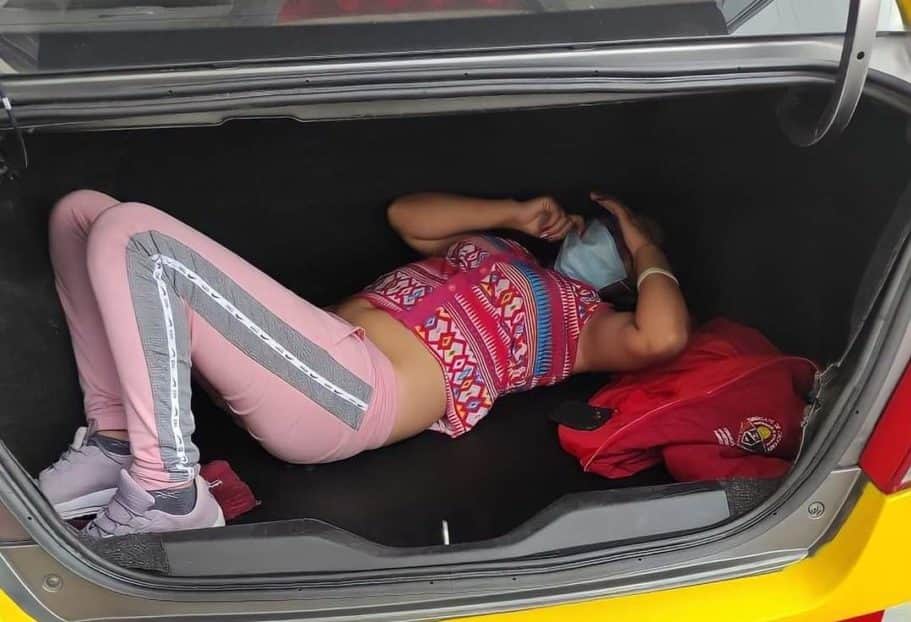 Taxista esconde a su amante en la cajuela para ir recoger a la esposa, lo descubren