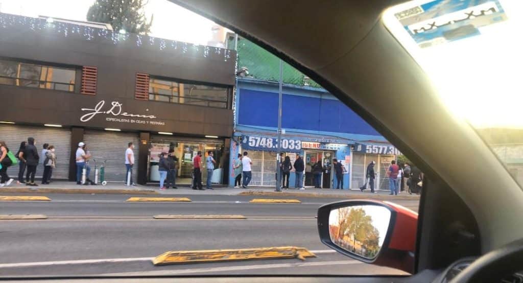 Video: Por Covid-19, largas filas para conseguir tanques de oxígeno en la Cdmx